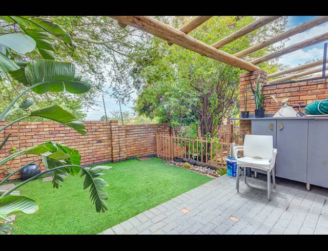 2 BEDROOM TOWNHOUSE FOR SALE IN SUNDOWNER